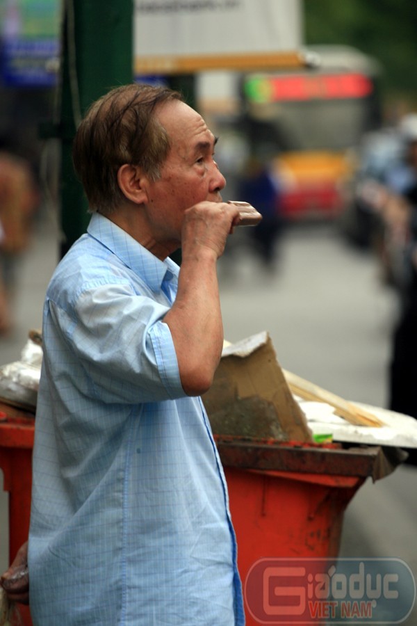 Không còn chỗ, nhiều người vẫn thích ăn kem Tràng Tiền bằng mọi giá, dù đứng ở ngoài đường